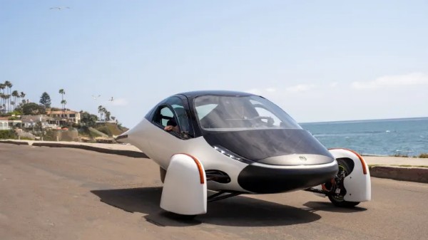 Việc sản xuất xe hai chỗ chạy bằng năng lượng mặt trời của Aptera Motors sẽ bắt đầu v&agrave;o năm tới tại Carlsbad, California. C&ocirc;ng ty cho biết đ&atilde; c&oacute; 37.000 đơn đặt h&agrave;ng trước cho chiếc xe n&agrave;y. Ảnh: Aptera Motors