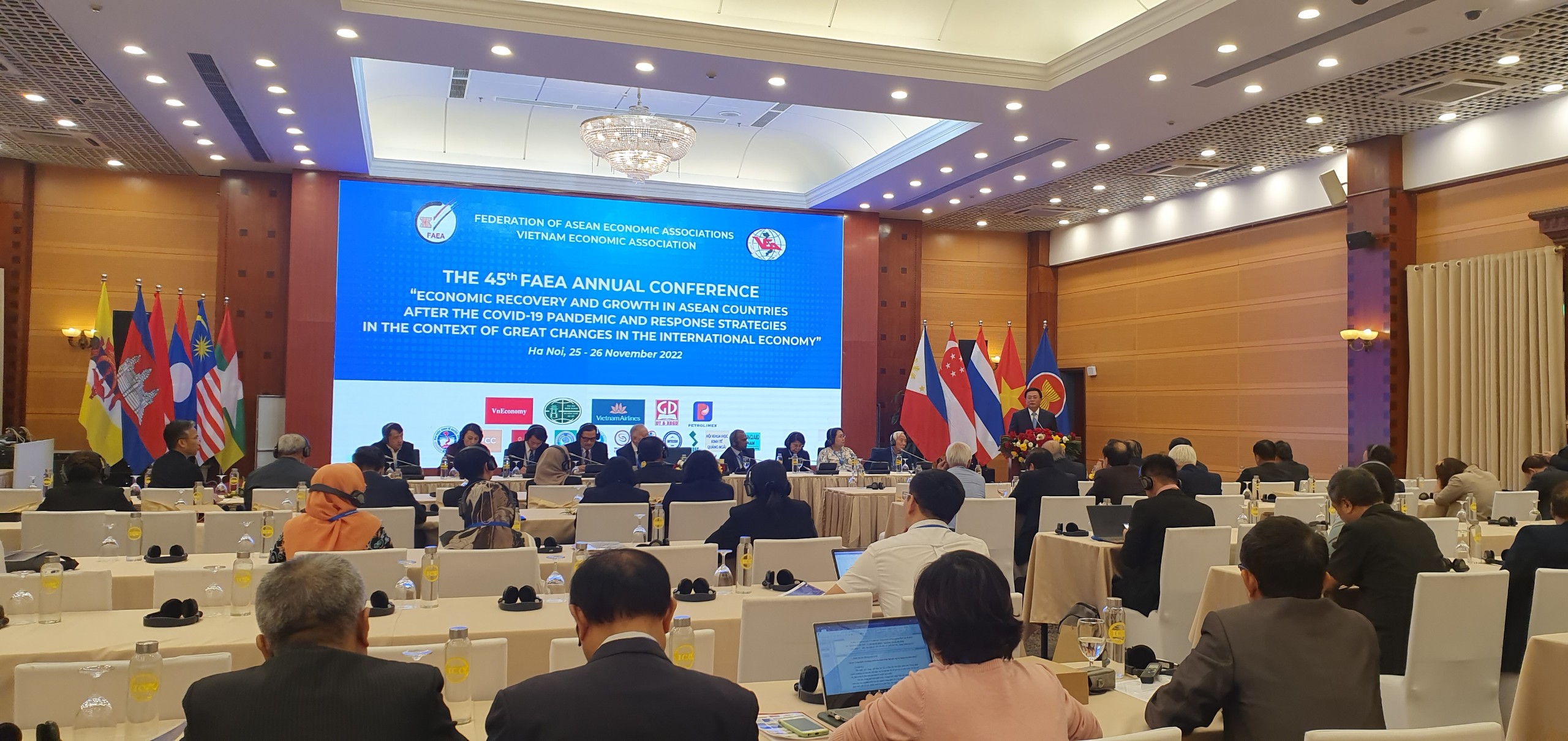 &Ocirc;ng Nguyễn Xu&acirc;n Thắng, Ủy vi&ecirc;n Bộ Ch&iacute;nh trị, Chủ tịch Hội đồng L&yacute; luận Trung ương, Gi&aacute;m đốc Học&nbsp;Viện Ch&iacute;nh trị Quốc gia Hồ Ch&iacute; Minh ph&aacute;t biểu khai mạc hội nghị &ldquo;Phục hồi v&agrave; tăng trưởng kinh tế ở c&aacute;c nước ASEAN sau đại dịch Covid-19 v&agrave; chiến lược ứng ph&oacute; trong bối cảnh nền kinh tế c&oacute; những biến động lớn&rdquo; tại H&agrave; Nội s&aacute;ng 25/11. Ảnh: Kiều Oanh.