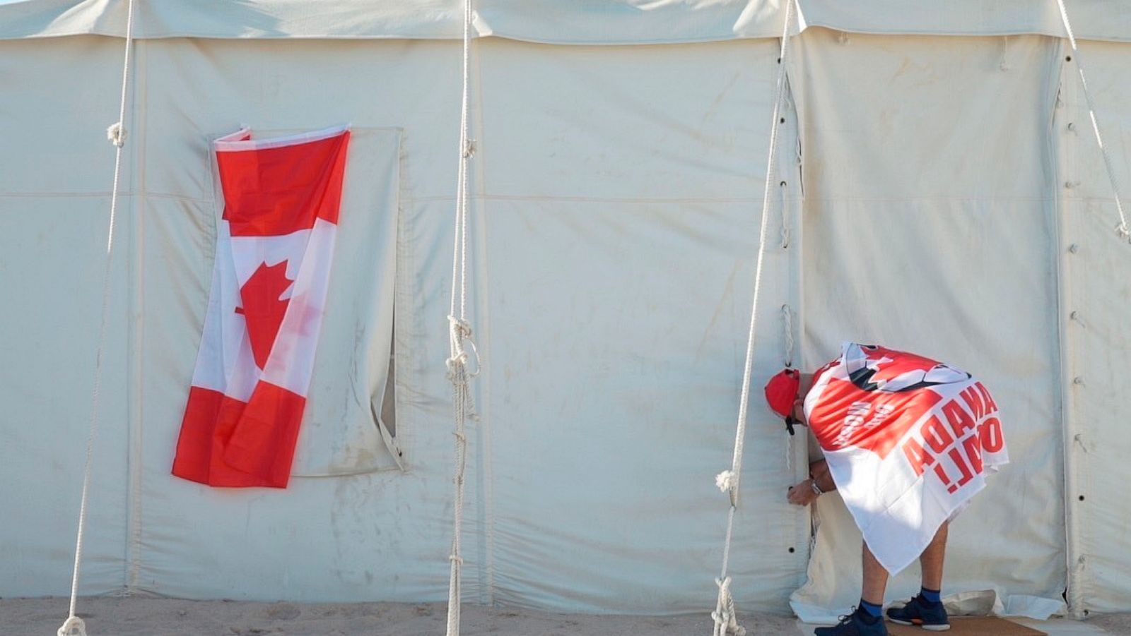 Những khu lều trại dựng l&ecirc;n giữa sa mạc được cho l&agrave; kh&ocirc;ng đảm bảo về tiện nghi cũng như an ninh.