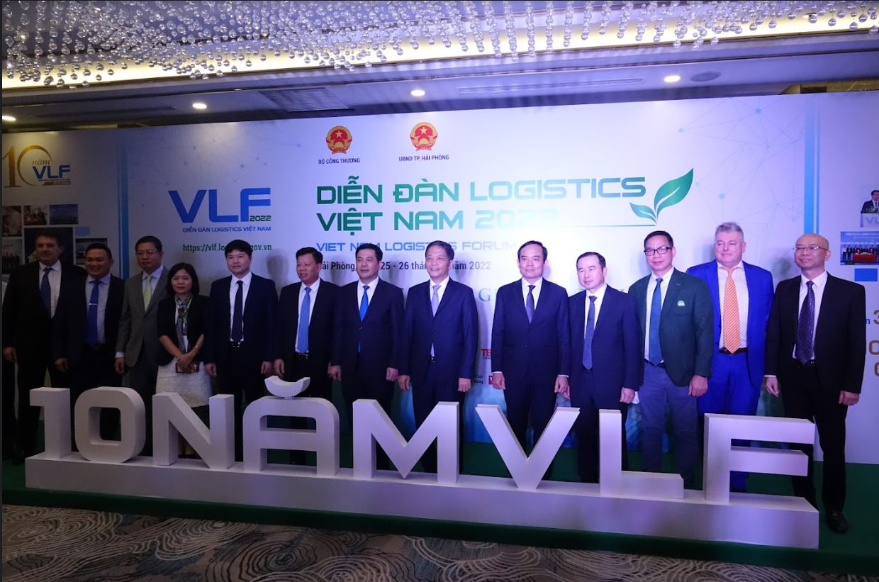 Các đại biểu chụp ảnh lưu niệm tại Diễn đàn Logistics Việt Nam 2022. Ảnh: Hoàng Việt.