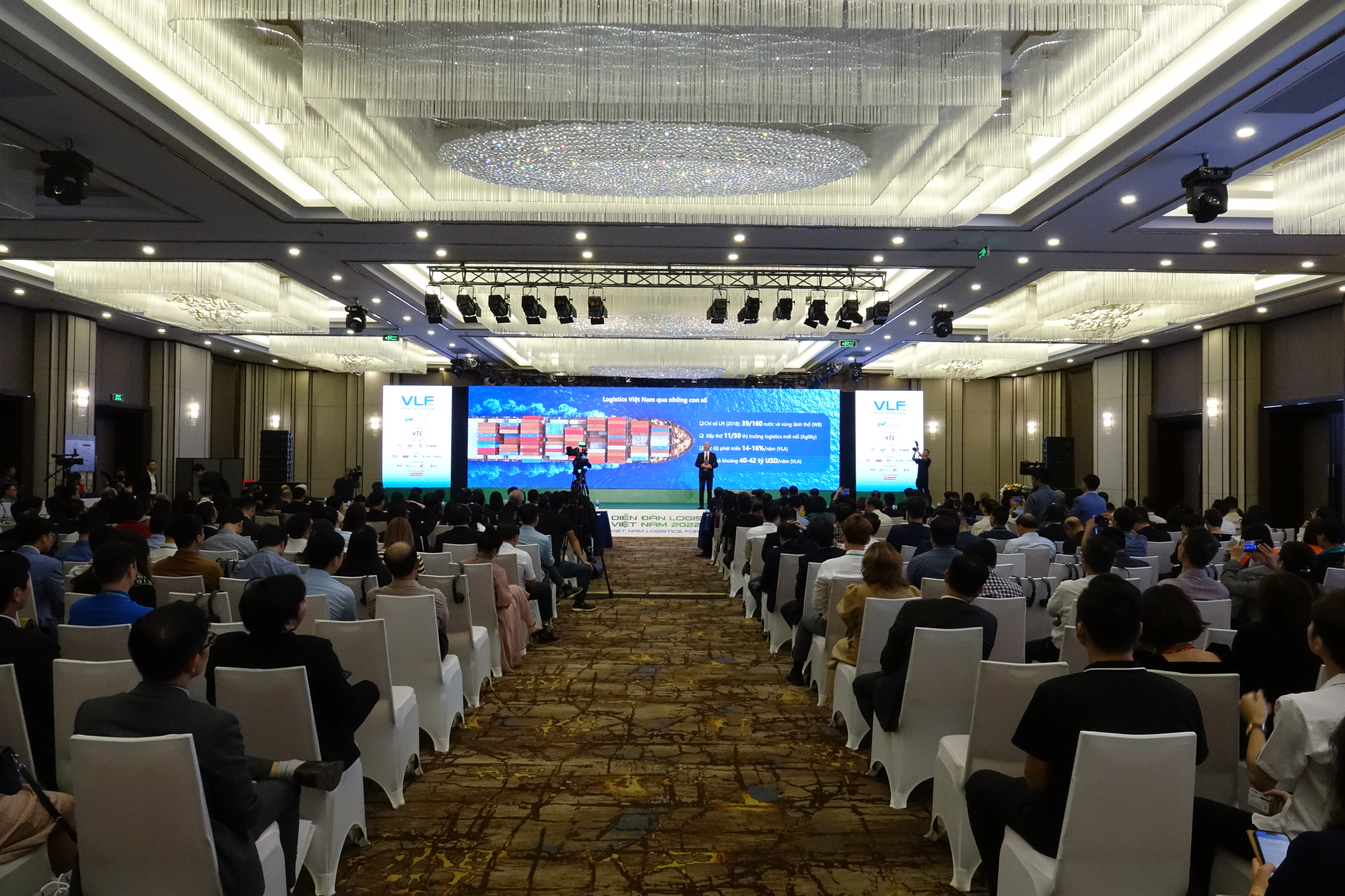 Theo nhiều ý kiến của các chuyên gia, dù đạt nhiều thành quả đáng chú ý nhưng nhìn nhận khách quan vẫn còn nhiều tồn tại, căn bệnh kinh niên là chi phí logistics của Việt Nam vẫn ở mức cao, đặc biệt câu chuyện của chúng ta là sự kết nối doanh nghiệp logistics với nhau và vai trò dẫn đắt nội địa chưa được hình thành, đảm bảo.