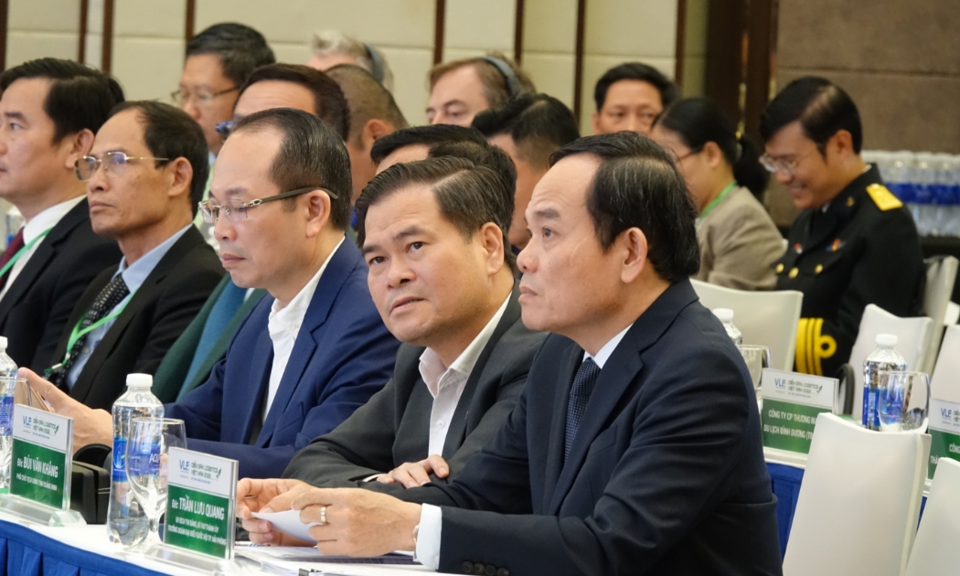 Bí thư Thành ủy Hải Phòng Trần Lưu Quang (ngoài cùng bên phải) trao đổi với các đại biểu. Ảnh - Việt Hoàng. 