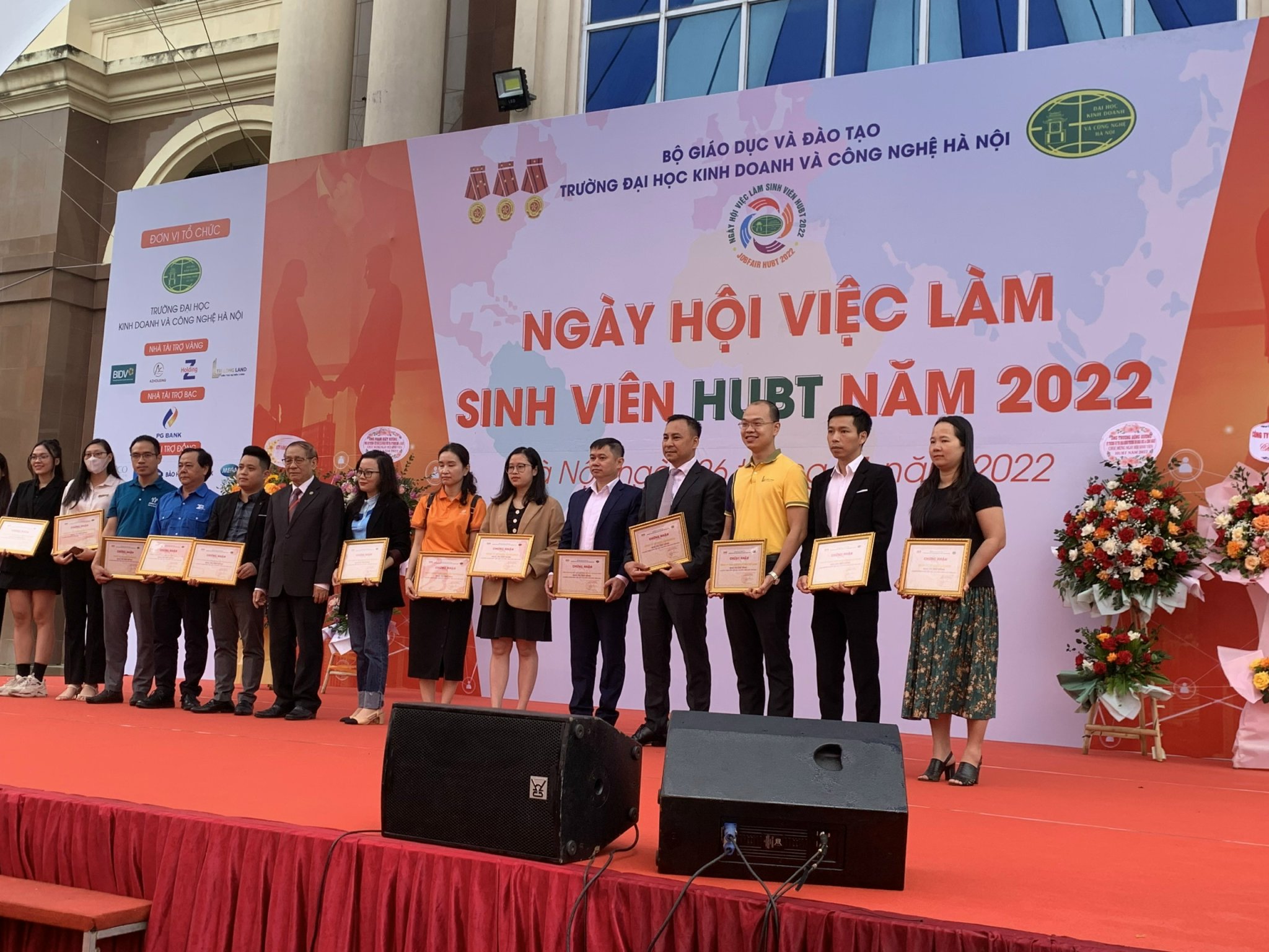 Đây là sự kiện quan trọng với quy mô lớn, thu hút gần 30 cơ quan báo chí truyền thông và các doanh nghiệp đến tuyển dụng nhiều vị trí làm việc.