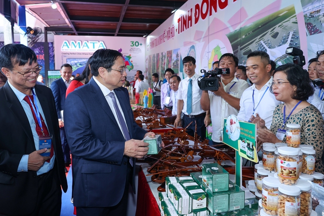 Thủ tướng tham quan các gian hàng giới thiệu sản phẩm có thế mạnh của vùng Đông Nam Bộ - Ảnh: VGP
