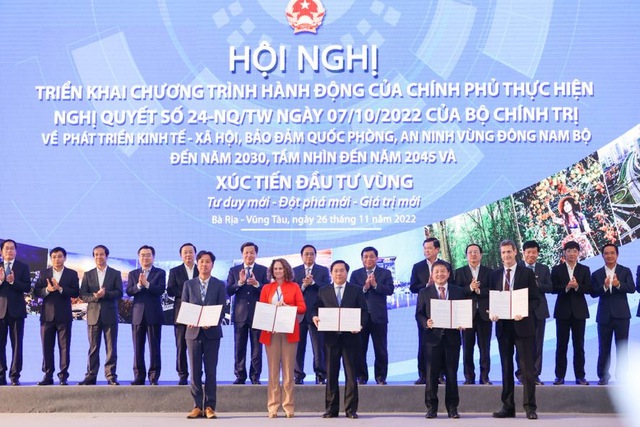 Thủ tướng và các đại biểu chứng kiến trao thỏa thuận hợp tác về phát triển bền vững vùng Đông Nam Bộ - Ảnh: VGP