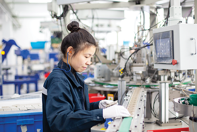 San sẻ việc làm là cách đầu tiên mà nhiều doanh nghiệp đang làm để giữ chân người lao động.