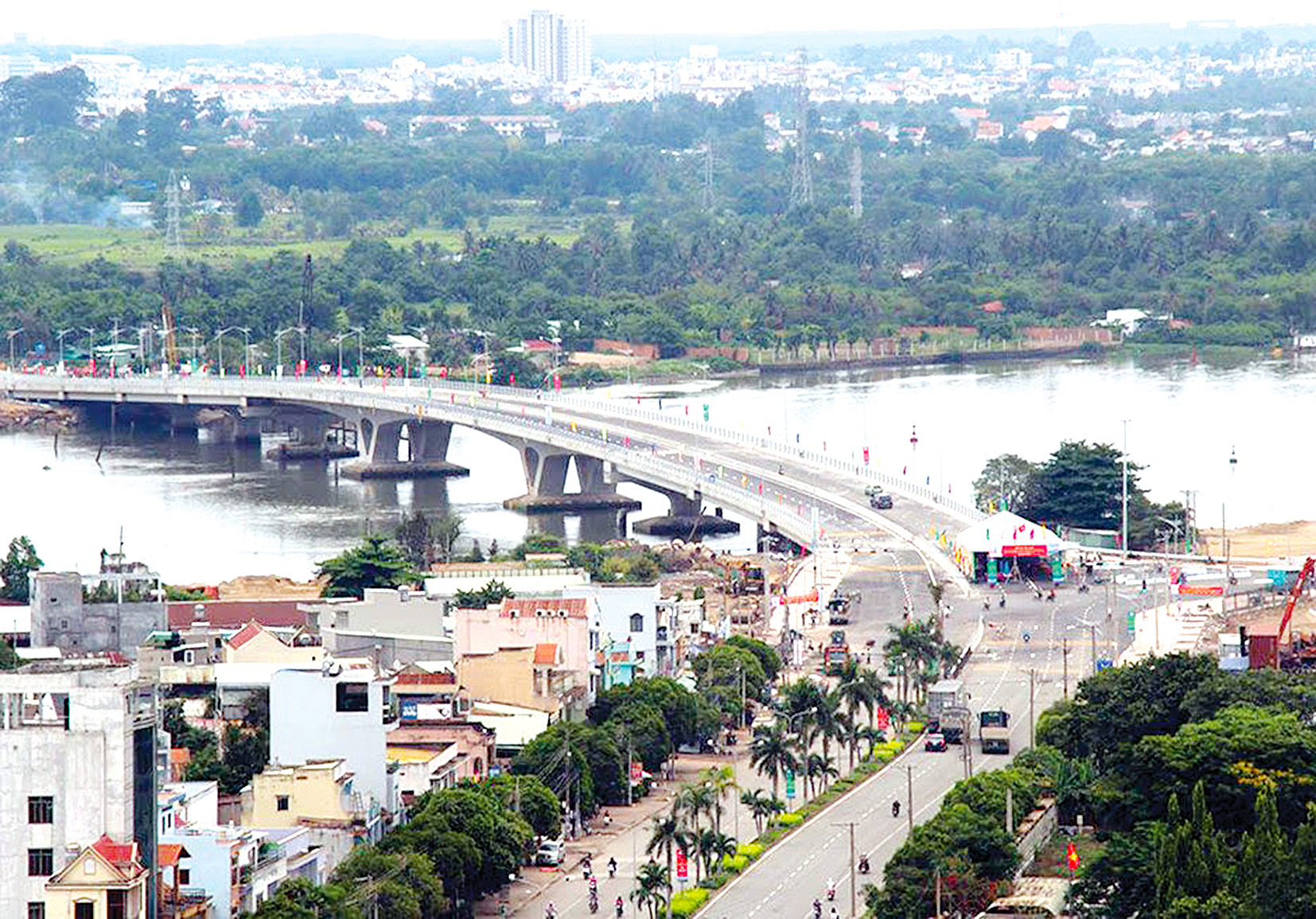 Cầu An Hảo bắc qua sông Đồng Nai kết nối trung tâm TP. Biên Hòa với nút giao thông ngã ba Vũng Tàu, cửa ngõ phía đông vào TP.HCM.
