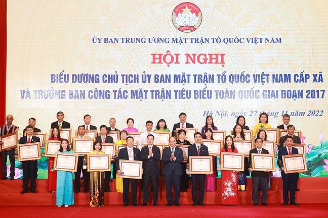 Chủ tịch nước Nguyễn Xuân Phúc và Thường trực Ban Bí thư Võ Văn Thưởng trao Bằng khen của Thủ tướng Chính phủ và biểu trưng cho các đại biểu được tuyên dương. Ảnh - Quang Vinh.