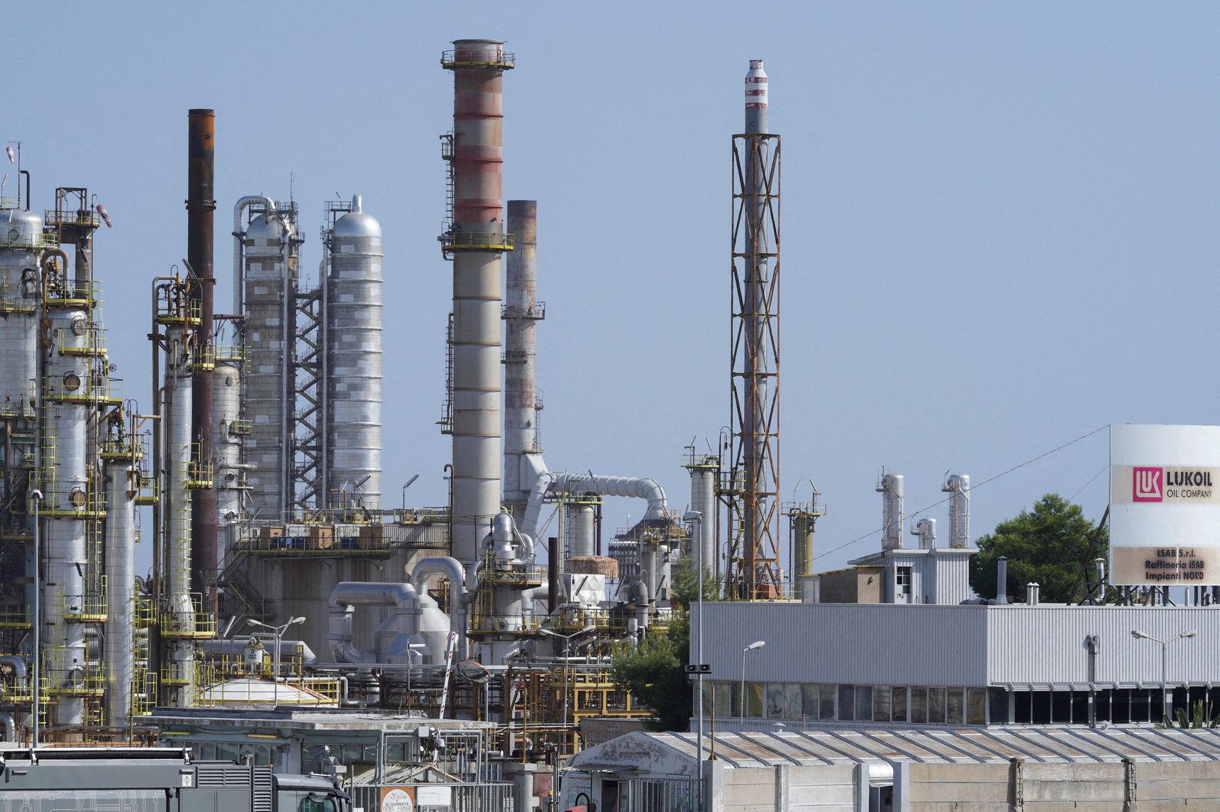 Một nhà máy lọc dầu của hãng Lukoil ở Sicily, Italy - Ảnh: Reuters.