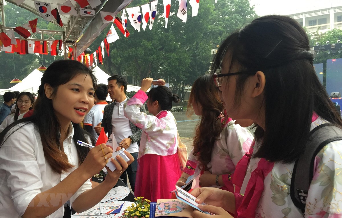 Sinh viên Hà Nội tìm hiểu cơ hội học tập tại Hàn Quốc. Ảnh: TTXVN