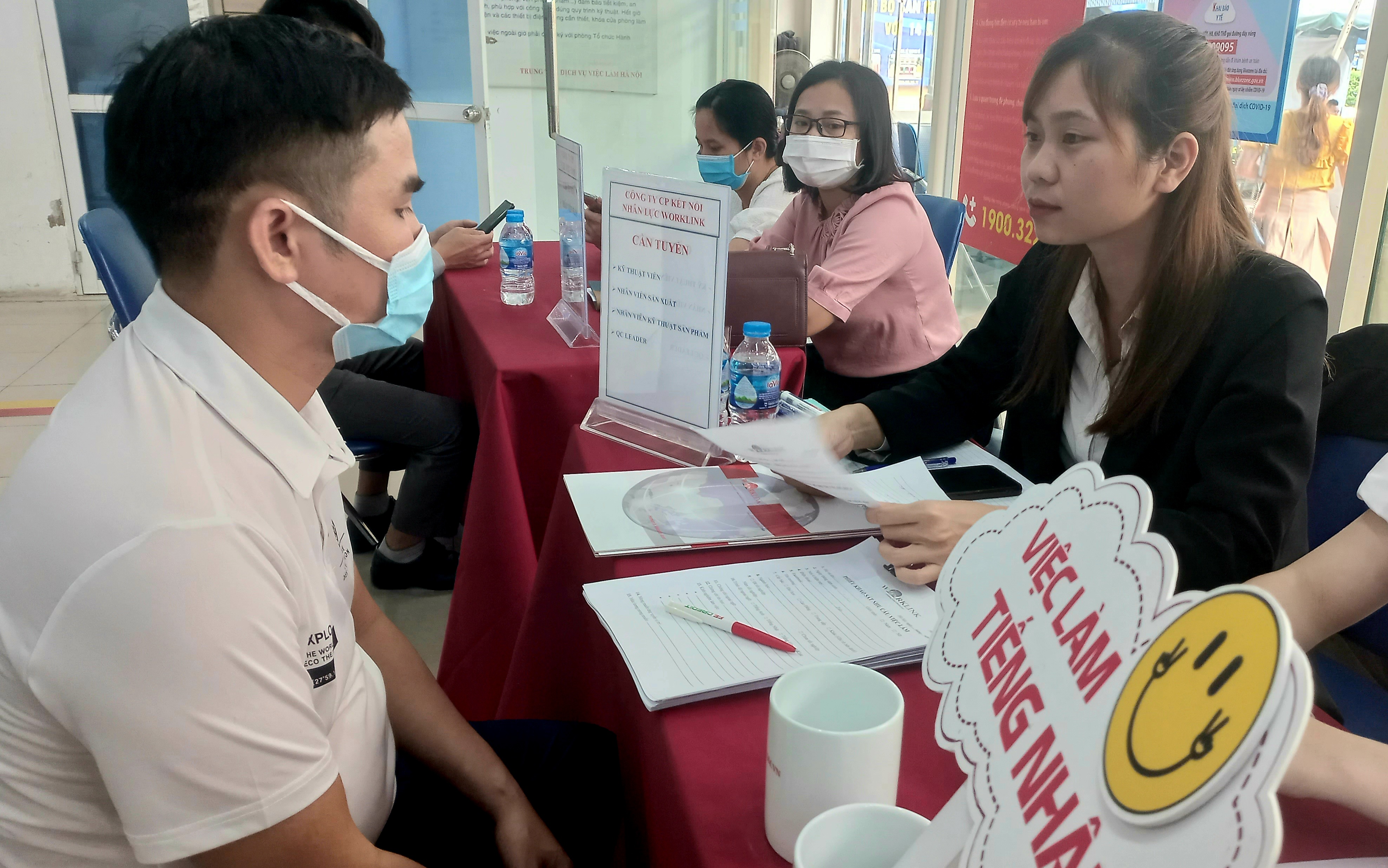 Lao động tìm việc tại phiên giao dịch việc làm ở Hà Nội tháng 11/2022. Ảnh - Nhật Dương. 