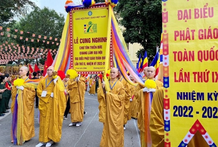 Thực hiện Nghi thức cung nghinh rước trước khi khai mạc Đại hội Phật gi&aacute;o.