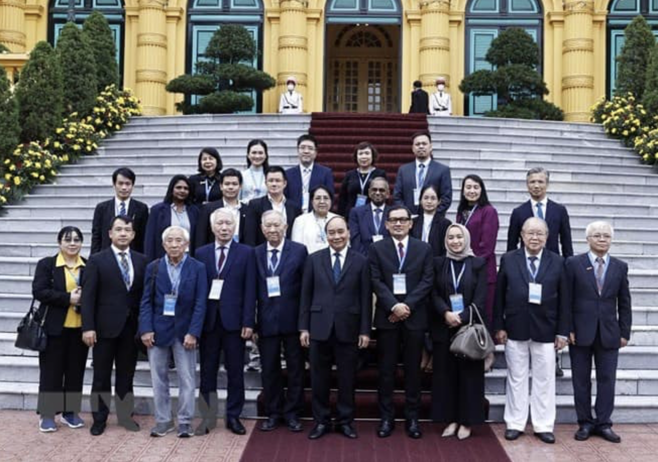 Chủ tịch nước Nguyễn Xuân Phúc chụp ảnh lưu niệm với các đại biểu dự hội nghị FAEA lần thứ 45 tại Phủ Chủ tịch ngày 25/11 - Ảnh: VEA.