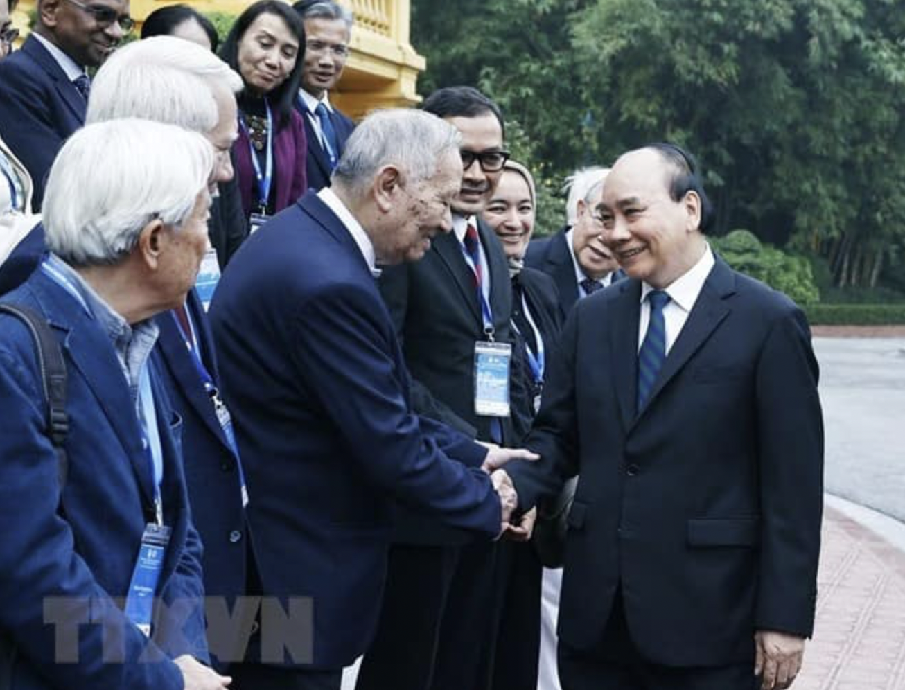 Chủ tịch nước Nguyễn Xu&acirc;n Ph&uacute;c bắt tay gi&aacute;o sư Nguyễn Quang Th&aacute;i, Chủ tịch VEA. Ảnh: TTXVN.