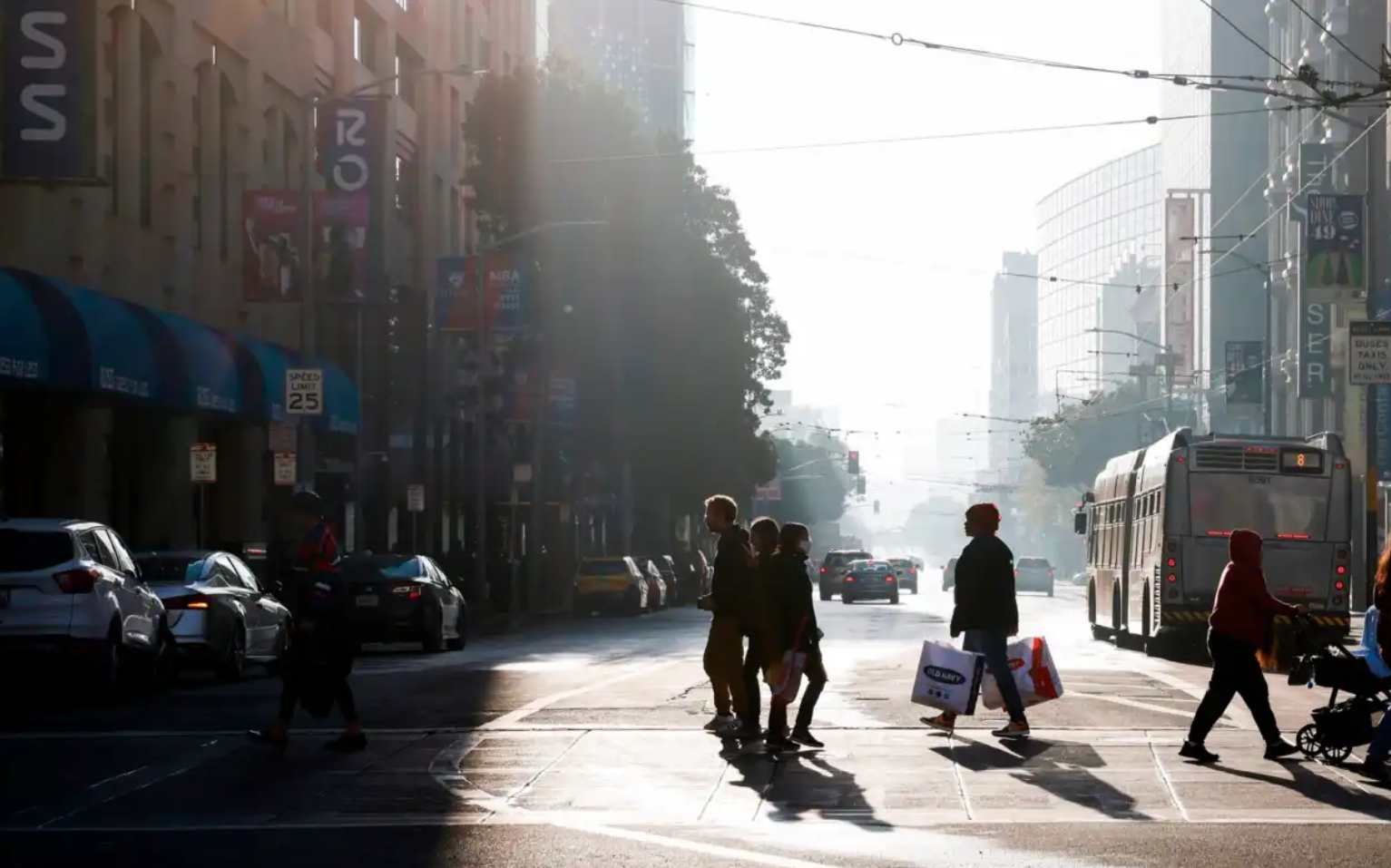 Người mua sắm ở San Francisco vào ngày thứ Sáu Đen tối. Áp lực lạm phát đang giảm khi người mua sắm trên khắp thế giới có thể tốc độ tăng giá hàng hóa đang chậm lại - Ảnh: AP