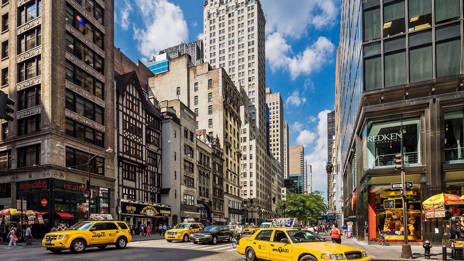 Khu đại lộ số 5 New York với những tòa nhà cao ốc nổi tiếng là địa chỉ vàng cho những thương hiệu hàng đầu.