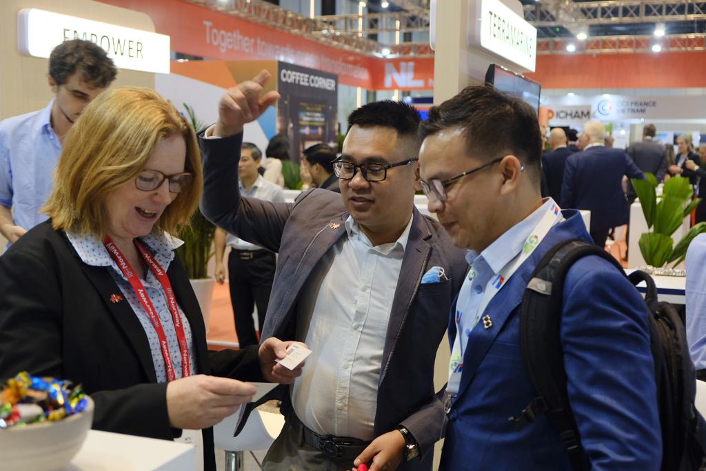 Ph&oacute; Đại sứ M&oslash;glestue v&agrave; đại diện c&aacute;c c&ocirc;ng ty Na Uy - Ảnh: Đại sứ qu&aacute;n Na Uy