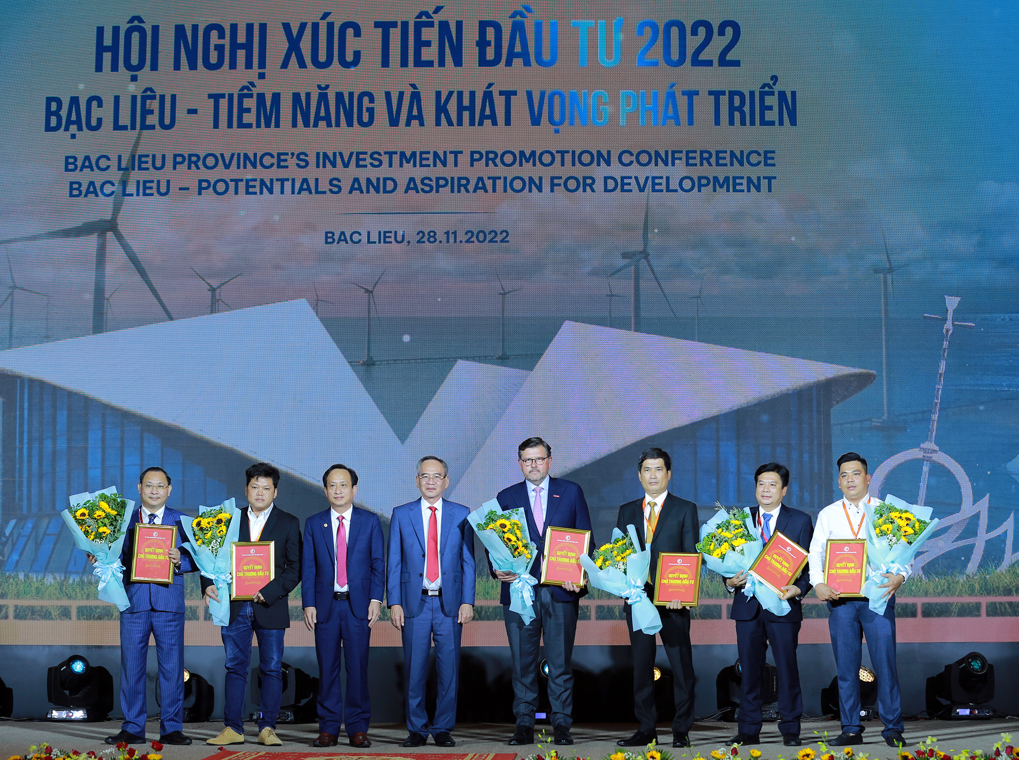 Lãnh đạo tỉnh Bạc Liêu trao chủ trương đầu tư/Giấy chứng nhận đăng ký đầu tư cho 7 nhà đầu tư đề xuất thực hiện 13 dự án đầu tư với tổng vốn đăng ký đầu tư gần 17.000 tỷ đồng - Ảnh: VGP.