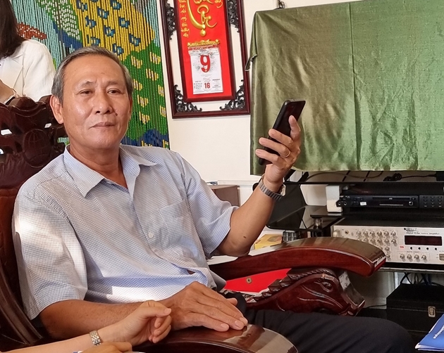 &ocirc;ng Trần Ho&agrave;ng Th&agrave;nh (phường 7, th&agrave;nh phố Tr&agrave; Vinh, tỉnh Tr&agrave; Vinh) khoe lương hưu mới nhận được qua tin nhắn điện thoại. Ảnh: Dũng Hiếu