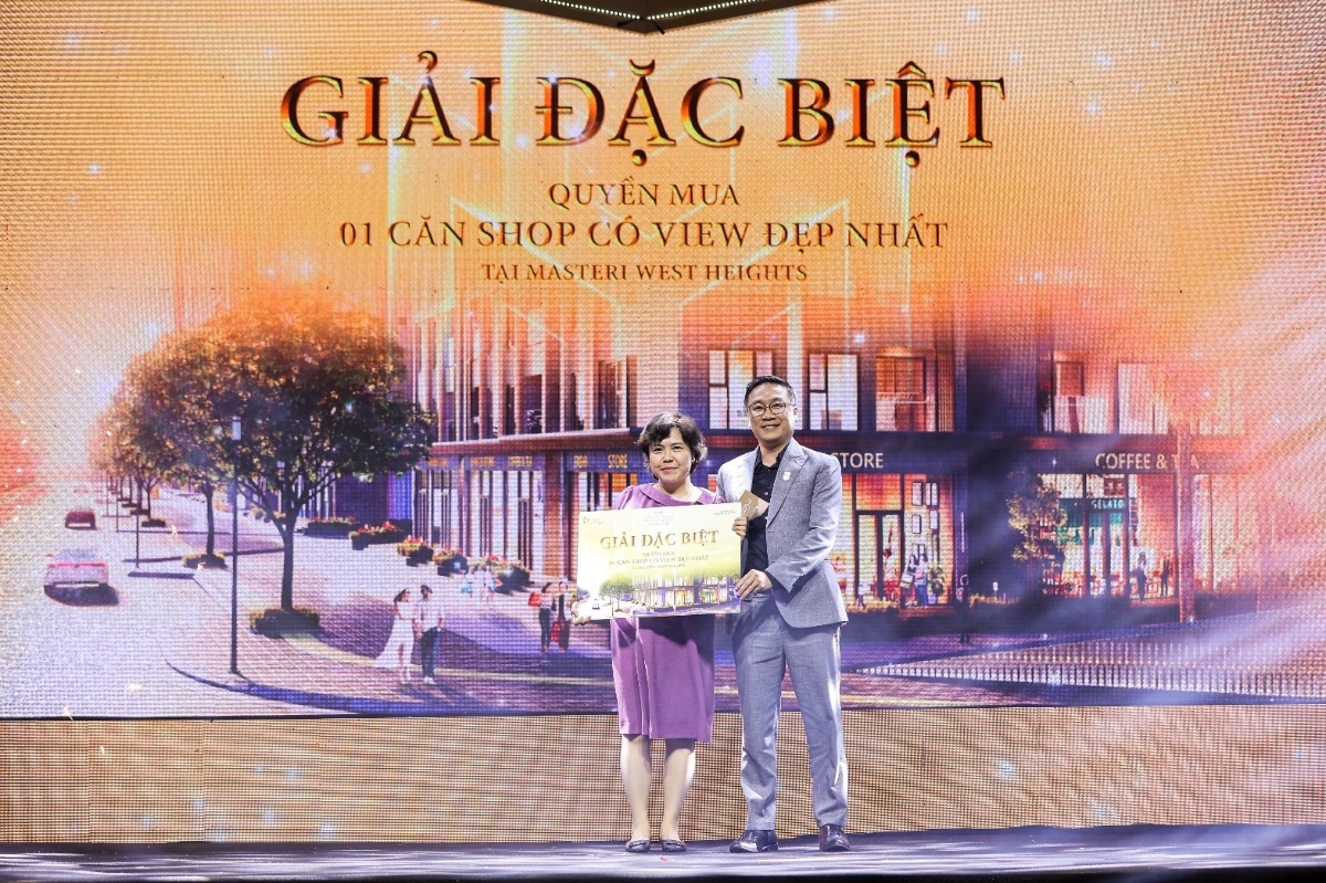 &Ocirc;ng L&ecirc; Quốc Hưng - Gi&aacute;m Đốc Ph&aacute;t Triển Kinh Doanh Miền Bắc, đại diện Masterise Homes trao giải cho Qu&yacute; Cư d&acirc;n tương lai phần qu&agrave; Đặc biệt nhất trong đ&ecirc;m sự kiện.