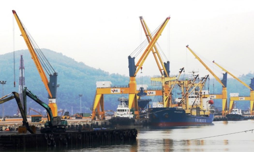 Hoạt động xếp dỡ hàng hóa tại Cảng Nghi Sơn
