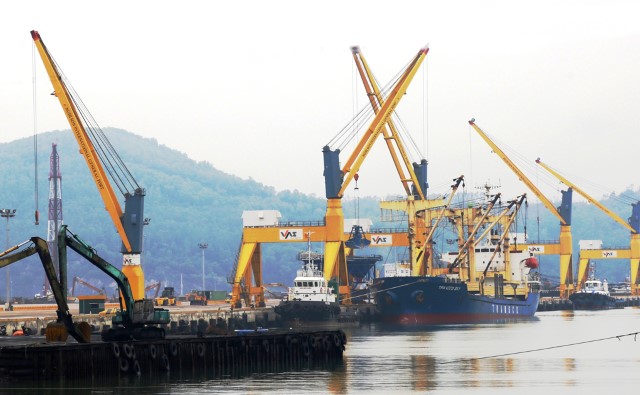 Hoạt động xếp dỡ hàng hóa tại Cảng Nghi Sơn