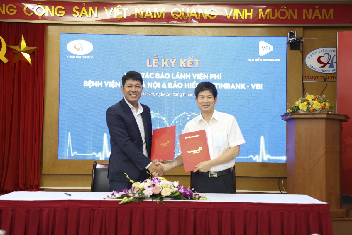Ông Nguyễn Hồng Phong - Phó Tổng giám đốc Bảo hiểm VietinBank - VBI và PGS. TS Nguyễn Sinh Hiền - Giám đốc Bệnh viện Tim Hà Nội đại diện hai bên ký kết thỏa thuận hợp tác bảo lãnh viện phí.