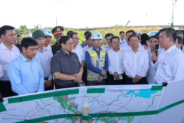 Kiểm tra tiến độ dự án cao tốc Bến Lức - Long Thành, Thủ tướng yêu cầu phải nêu rõ thẩm quyền xử lý các vướng mắc, vấn đề thuộc thẩm quyền của bộ, ngành, cơ quan nào thì nơi đó xử lý, không để kéo dài - Ảnh: VGP/Nhật Bắc.