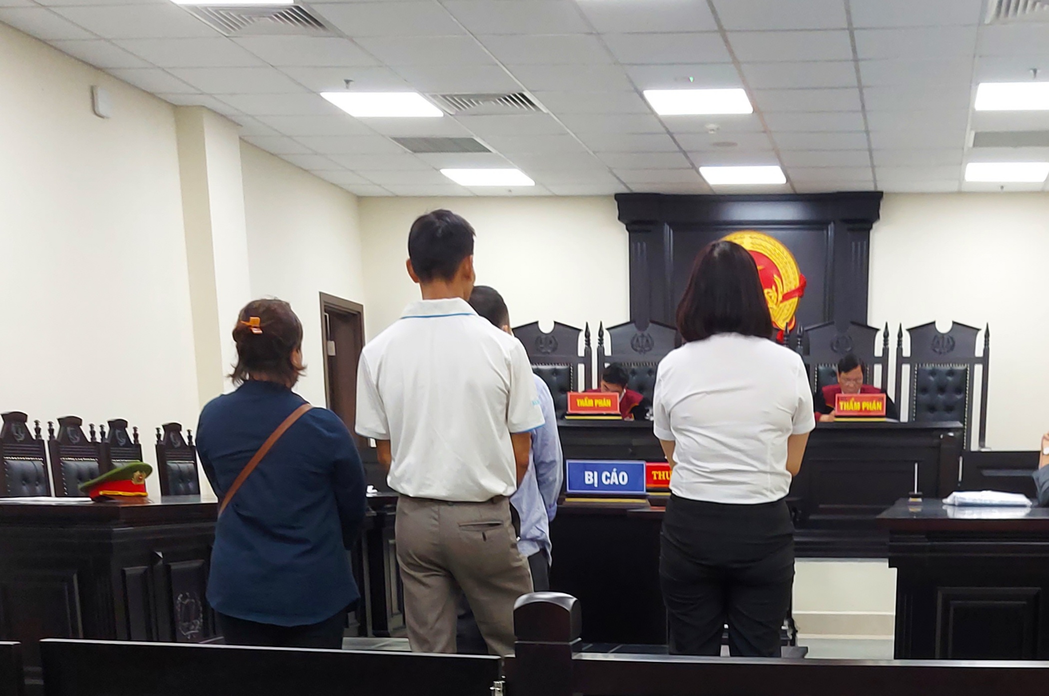 Các bị cáo tại phiên tòa phúc thẩm.