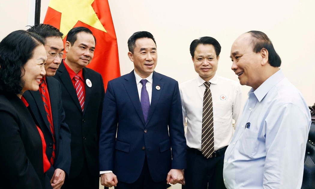hủ tịch nước Nguyễn Xuân Phúc với lãnh đạo Trung ương Hội Chữ thập đỏ Việt Nam. Ảnh: TTXVN