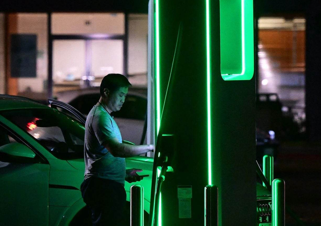 Một trạm sạc pin xe điện tại bang California, Mỹ - Ảnh: Getty Images