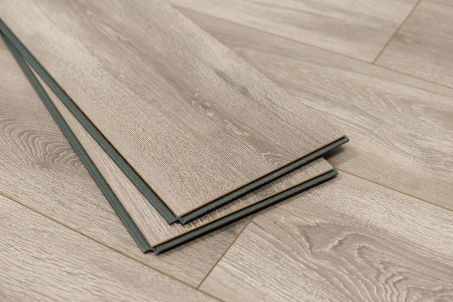 S&agrave;n gỗ cốt xanh được quảng c&aacute;o l&agrave; si&ecirc;u chống nước. Nhưng thực ra m&agrave;u xanh chỉ l&agrave; chất chỉ thị m&agrave;u được trộn th&ecirc;m v&agrave;o cốt gỗ.