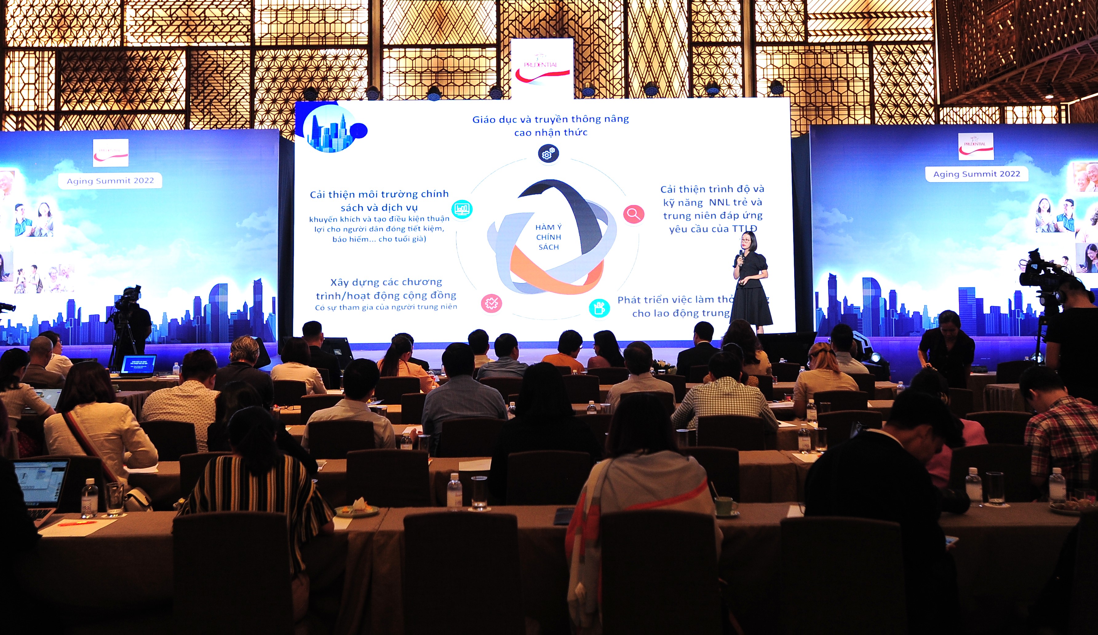 Cần giáo dục và truyền thông để nâng cao nhận thức về già hóa dân số đang tăng nhanh tại Việt Nam.