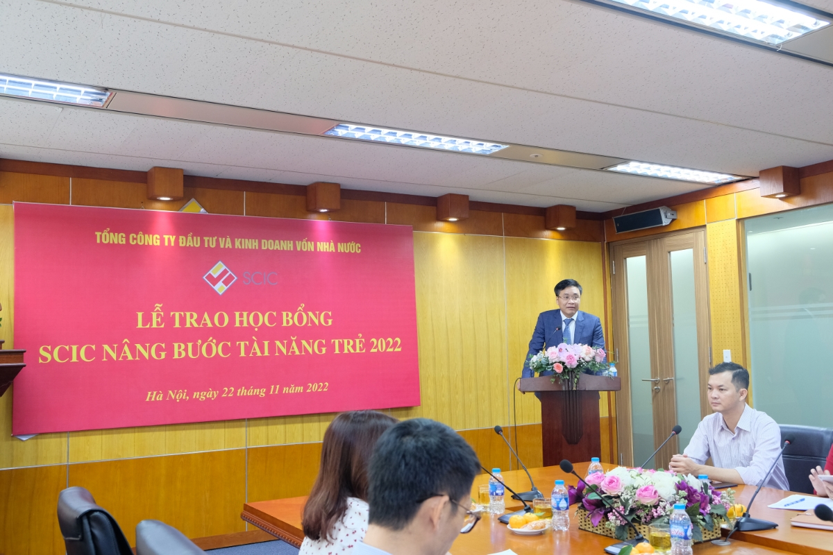 Ph&oacute; Tổng gi&aacute;m đốc SCIC L&ecirc; Thanh Tuấn ph&aacute;t biểu tại buổi lễ trao Học bổng.