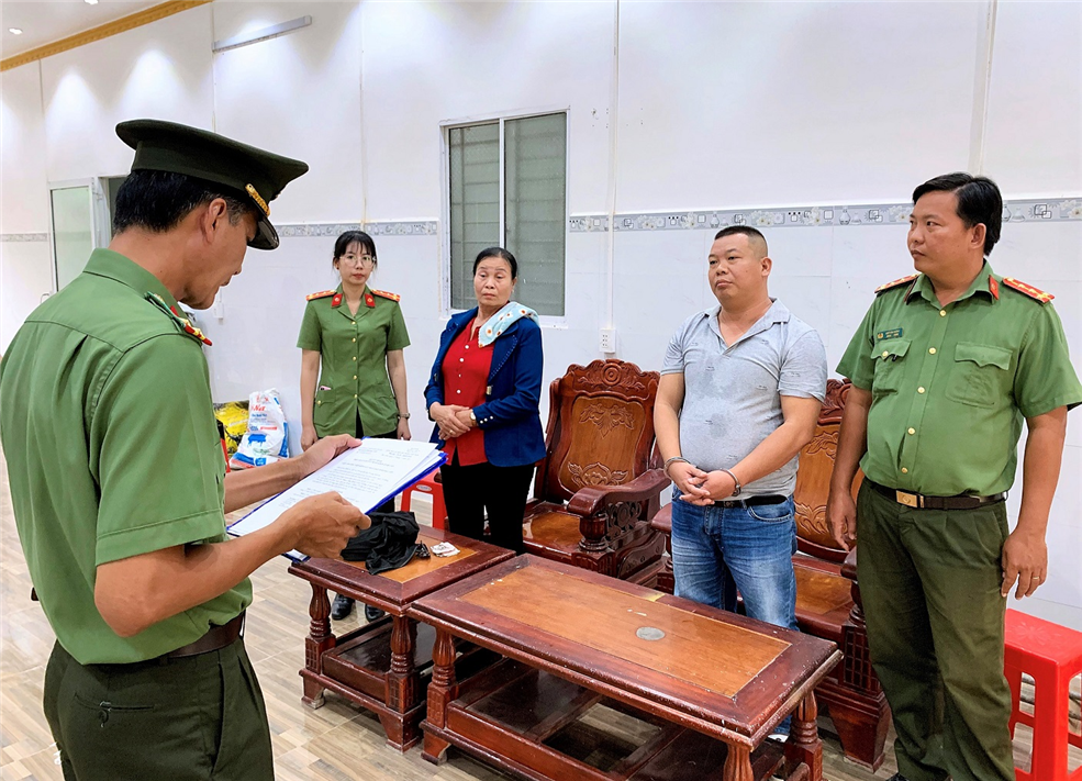 Cơ quan An ninh điều tra Công an tỉnh Bạc Liêu tống đạt Quyết định khởi tố, bắt tạm giam đối với Phan Công Quốc (áo thun xám). Ảnh: Bộ Công an.