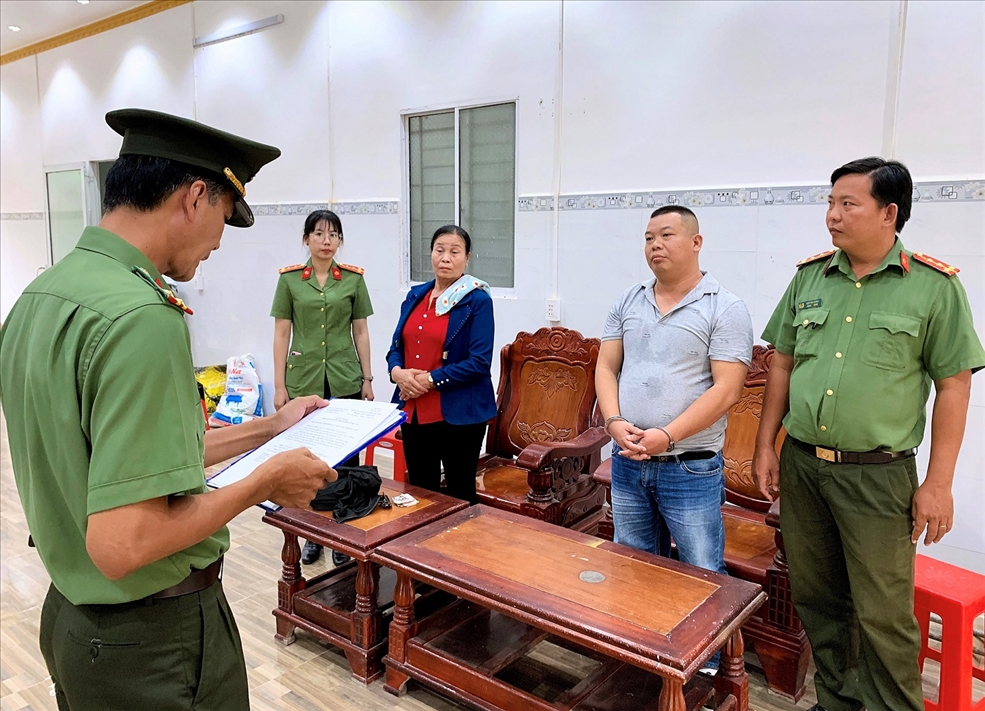 Cơ quan An ninh điều tra Công an tỉnh Bạc Liêu tống đạt Quyết định khởi tố, bắt tạm giam đối với Phan Công Quốc (áo thun xám). Ảnh: Bộ Công an.