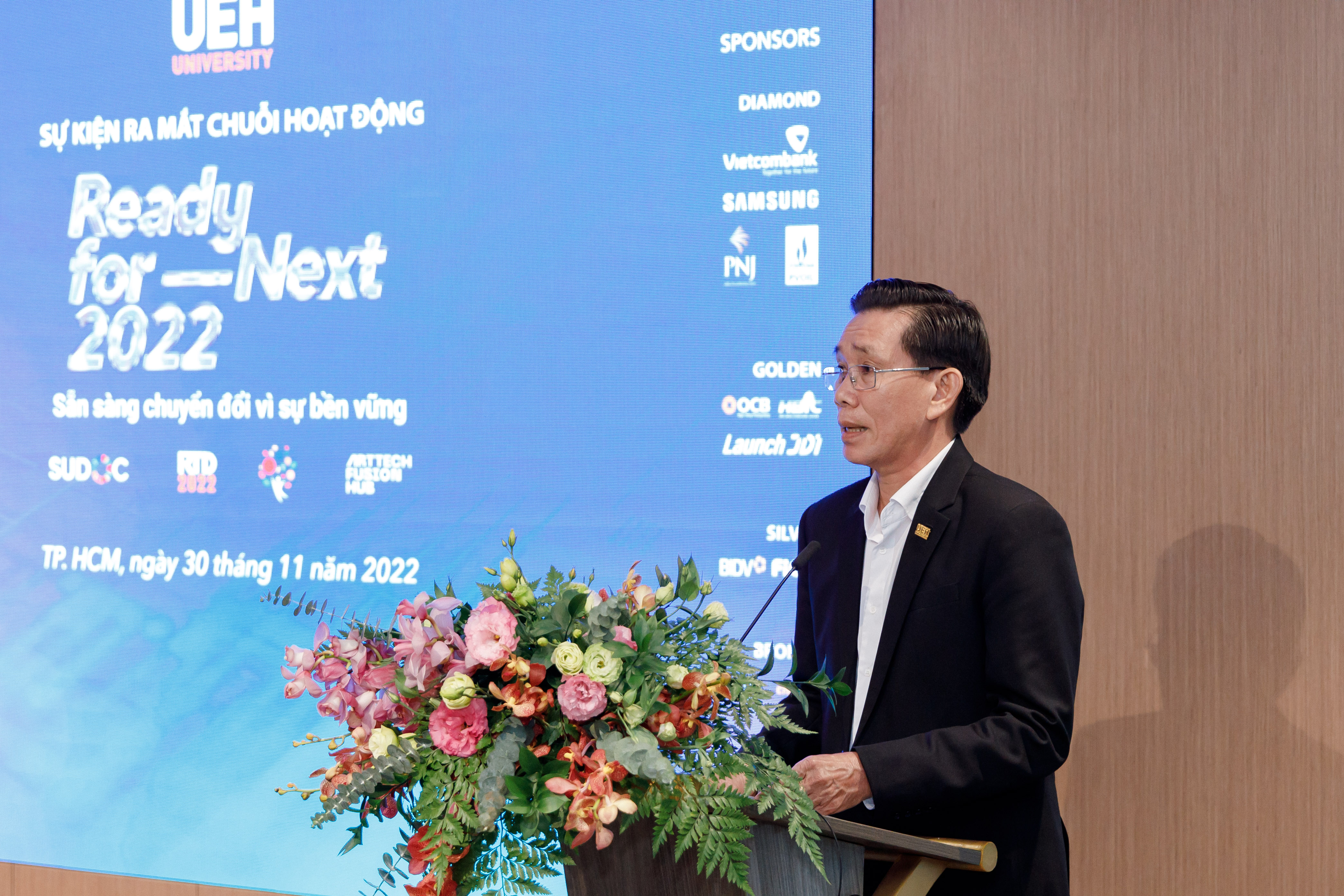 GS.TS. Sử Đình Thành phát biểu công bố chương trình “Ready for Next - Sẵn sàng chuyển đổi cho sự phát triển bền vững” sáng 30/11 tại UEH.