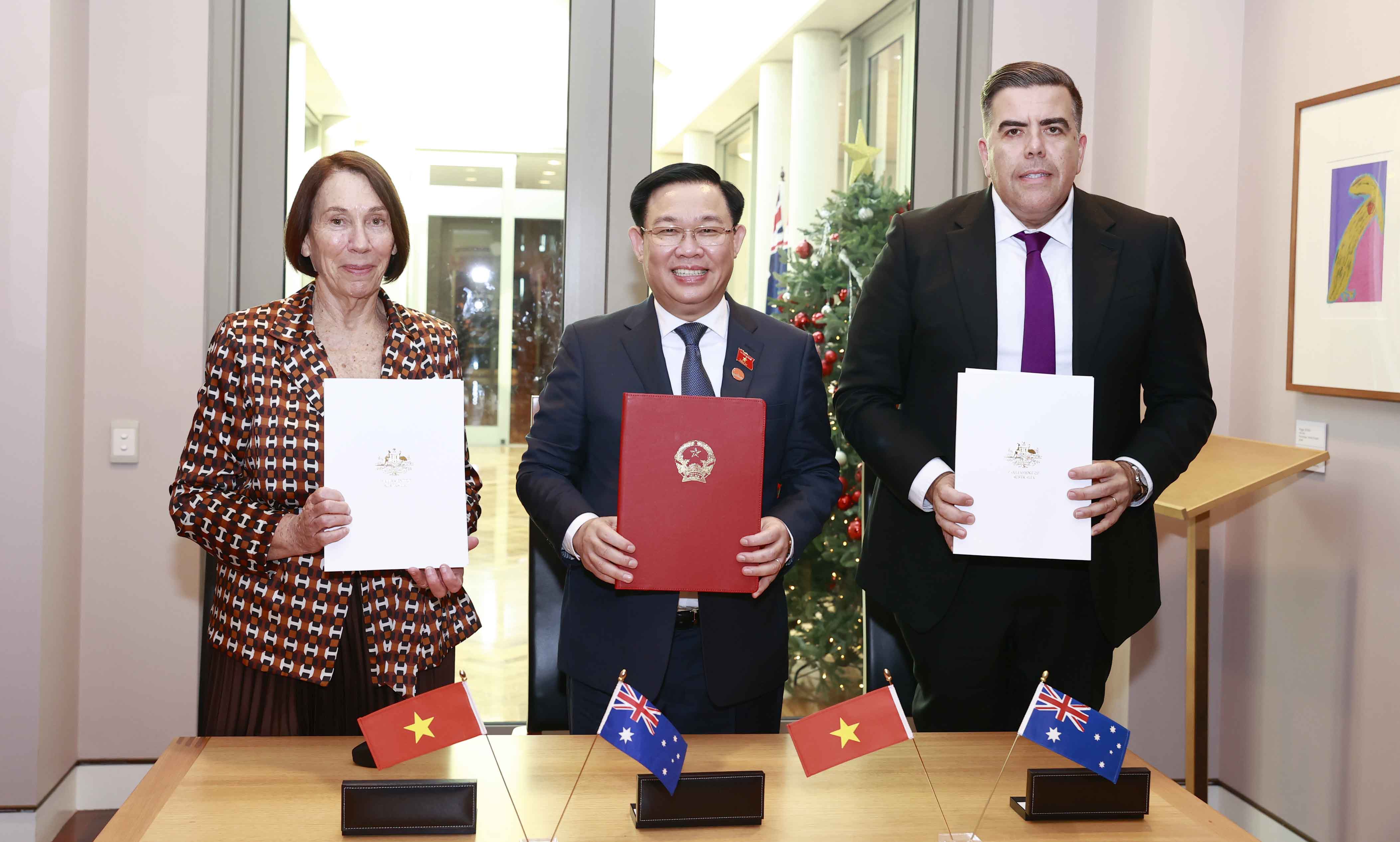 Chủ tịch Quốc hội Vương Đình Huệ và Lãnh đạo Nghị viện Australia ký và trao Thỏa thuận hợp tác giữa Quốc hội Việt Nam và Nghị viện Australia - Ảnh: Quochoi.vn