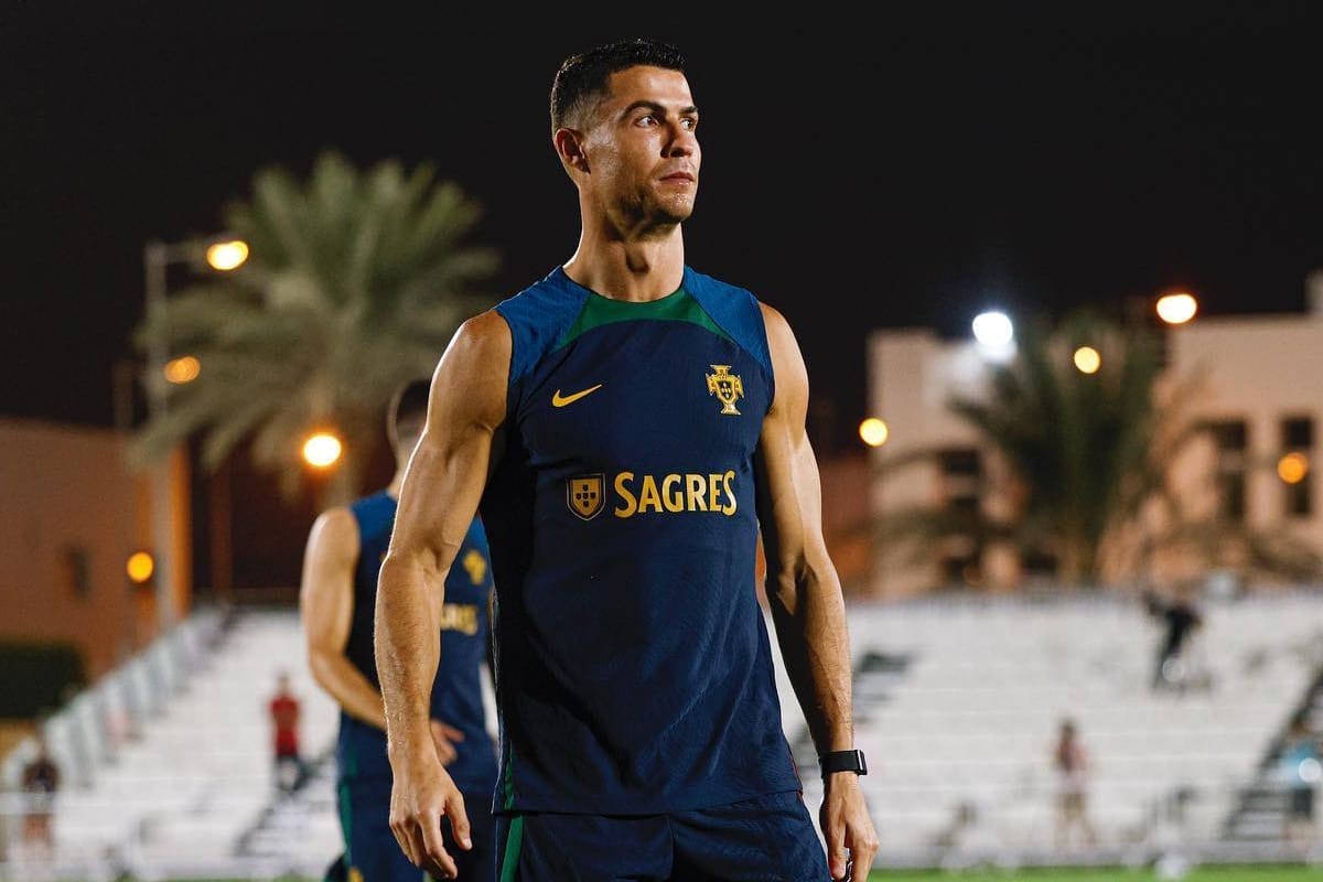 Ngoài mức lương, Ronaldo cũng là cầu thủ có thu nhập từ ngoài bóng đá cao nhất thế giới với 60 triệu USD.