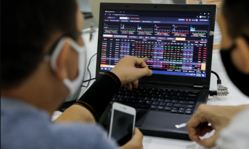 Thấy gì khi nhà đầu tư cá nhân bán ròng kỷ lục 19.000 tỷ đồng lúc thị trường tạo đáy?