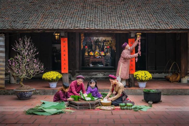 Tết Nguyên đán là ngày lễ quan trọng nhất của người Việt, và được tổ chức vào đầu năm mới. Các bạn trẻ sẽ tìm cách để chuẩn bị cho Tết, bao gồm cả các món ăn và trang phục. Những bức ảnh trong phần này sẽ đưa bạn đến trải nghiệm Tết Nguyên đán cùng người thân.