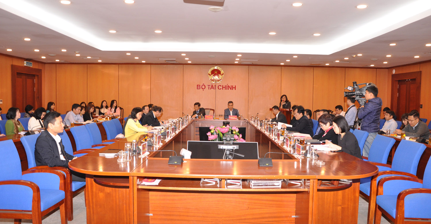Thứ trưởng Bộ T&agrave;i ch&iacute;nh V&otilde; Th&agrave;nh Hưng v&agrave; Cục trưởng Cục Quản l&yacute; Nợ v&agrave; T&agrave;i ch&iacute;nh đối ngoại&nbsp;&nbsp;Trương H&ugrave;ng Long chủ tr&igrave; hội nghị.