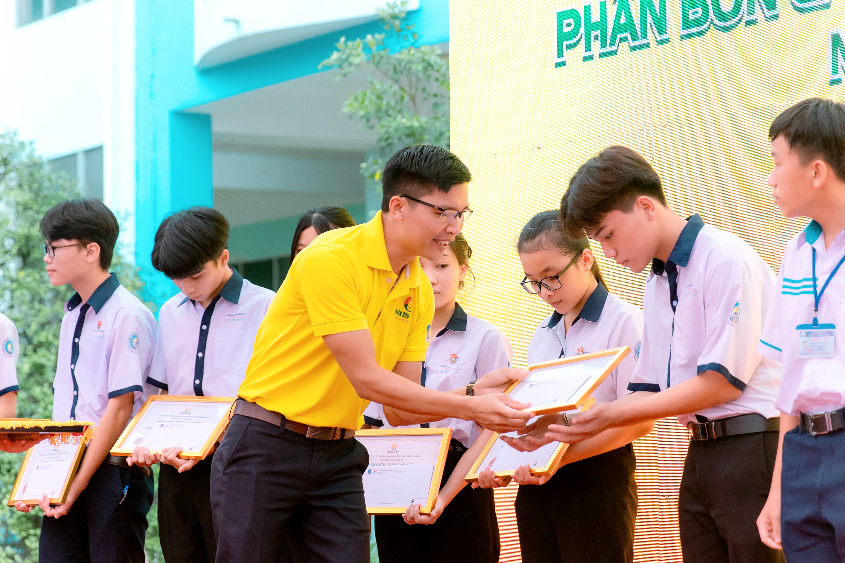 Tr&ecirc;n h&agrave;nh tr&igrave;nh hoạt động ngo&agrave;i th&agrave;nh c&ocirc;ng kinh doanh, Ph&acirc;n b&oacute;n C&agrave; Mau ng&agrave;y c&agrave;ng t&ocirc; đậm được h&igrave;nh ảnh về một thương hiệu tr&aacute;ch nhiệm với c&ocirc;ng t&aacute;c cộng đồng.