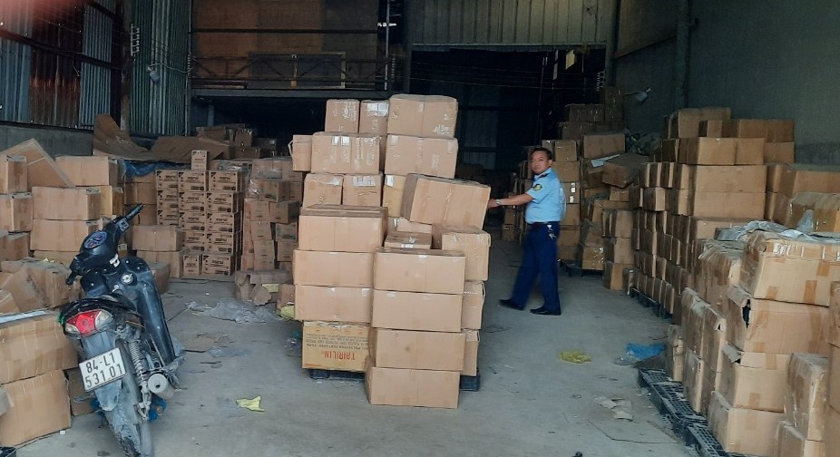 Nhiều tấn hàng hóa giả nhãn hiệu bị cơ quan chức năng phát hiện 