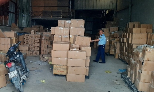Phát hiện 5 kho chứa, xưởng sản xuất dầu gội, mỹ phẩm giả lớn nhất từ trước tới nay