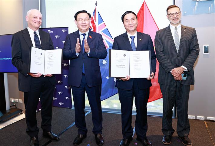 Chủ tịch Quốc hội Vương Đ&igrave;nh Huệ chứng kiến lễ k&yacute; kết hợp t&aacute;c giữa c&aacute;c trường đại học Việt Nam với c&aacute;c đối t&aacute;c Australia. Ảnh: Bộ Gi&aacute;o dục v&agrave; Đ&agrave;o tạo.