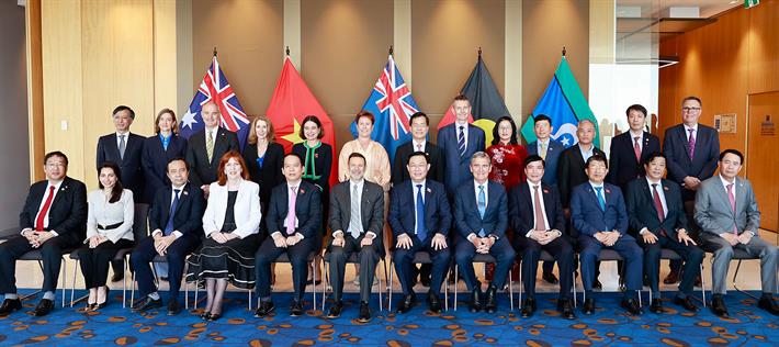 Chủ tịch Quốc hội Vương Đ&igrave;nh Huệ chụp ảnh lưu niệm với c&aacute;c đại biểu dự Diễn đ&agrave;n. Ảnh: Bộ Gi&aacute;o dục v&agrave; Đ&agrave;o tạo.