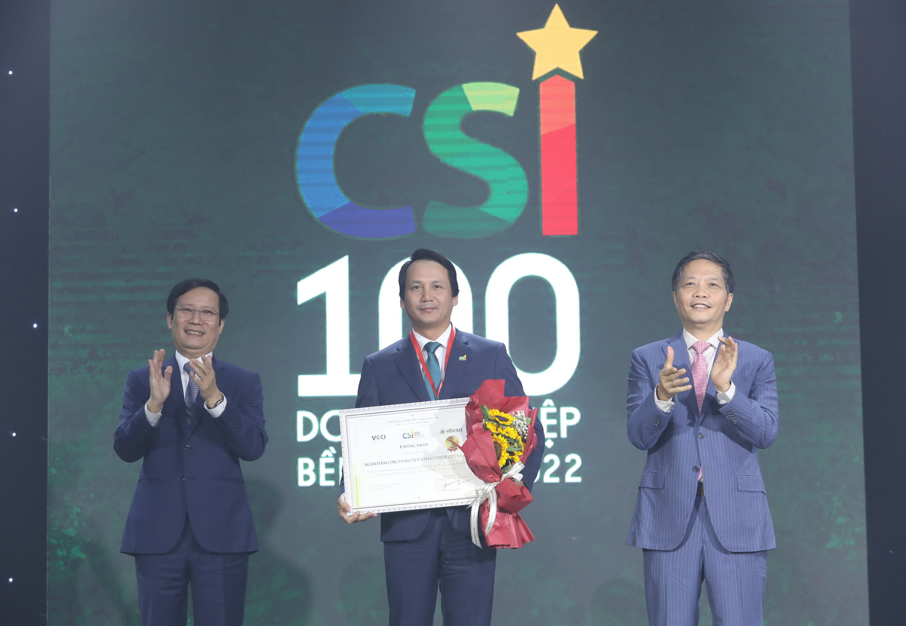 Ông Trần Long - Phó Tổng giám đốc BIDV - đại diện ngân hàng nhận giải thưởng.