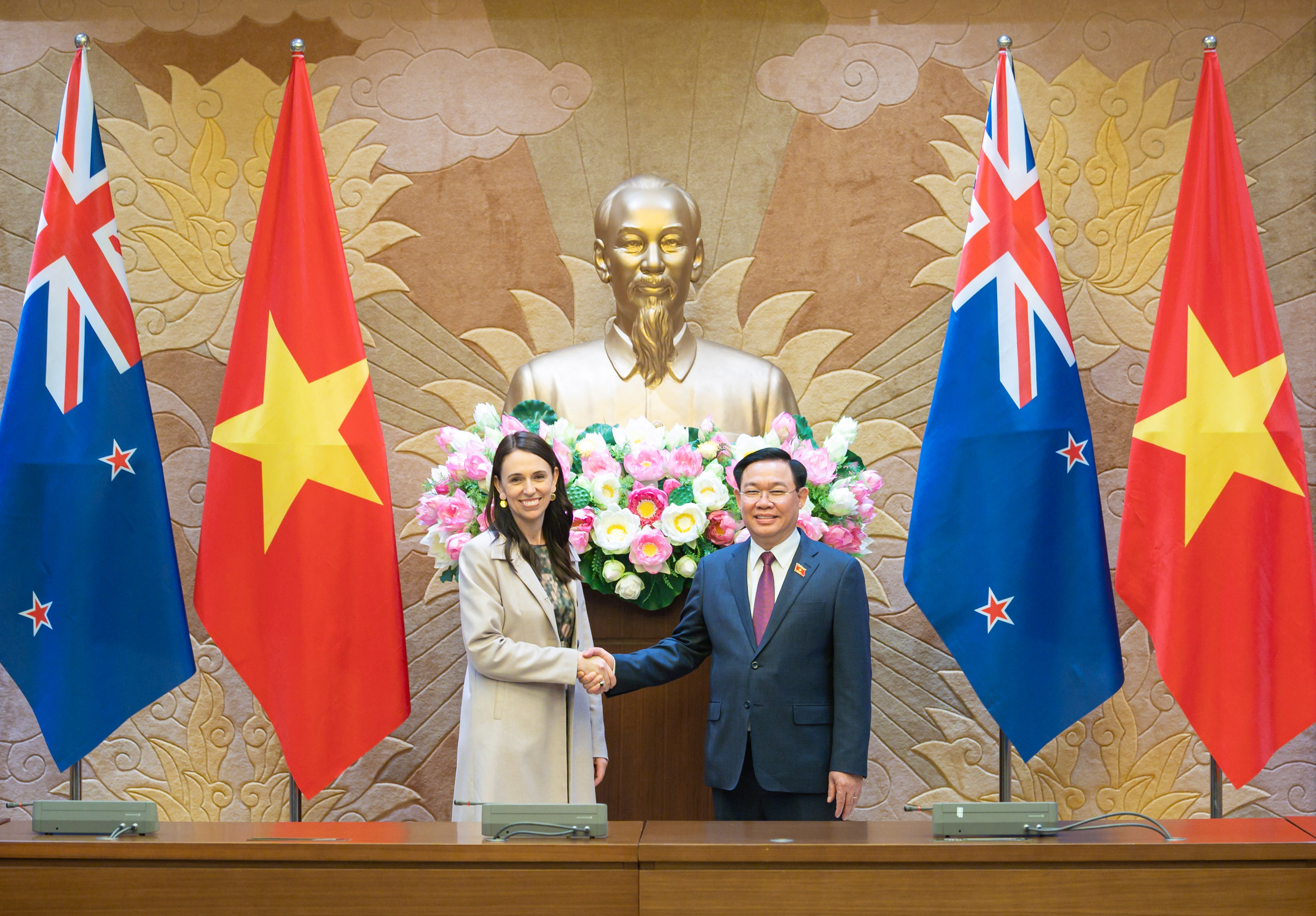 Chủ tịch Quốc hội Vương Đình Huệ và Thủ tướng New Zealand Jacinda Ardern nhân chuyến thăm chính thức Việt Nam ngày 14/11 - Ảnh: Quochoi.vn