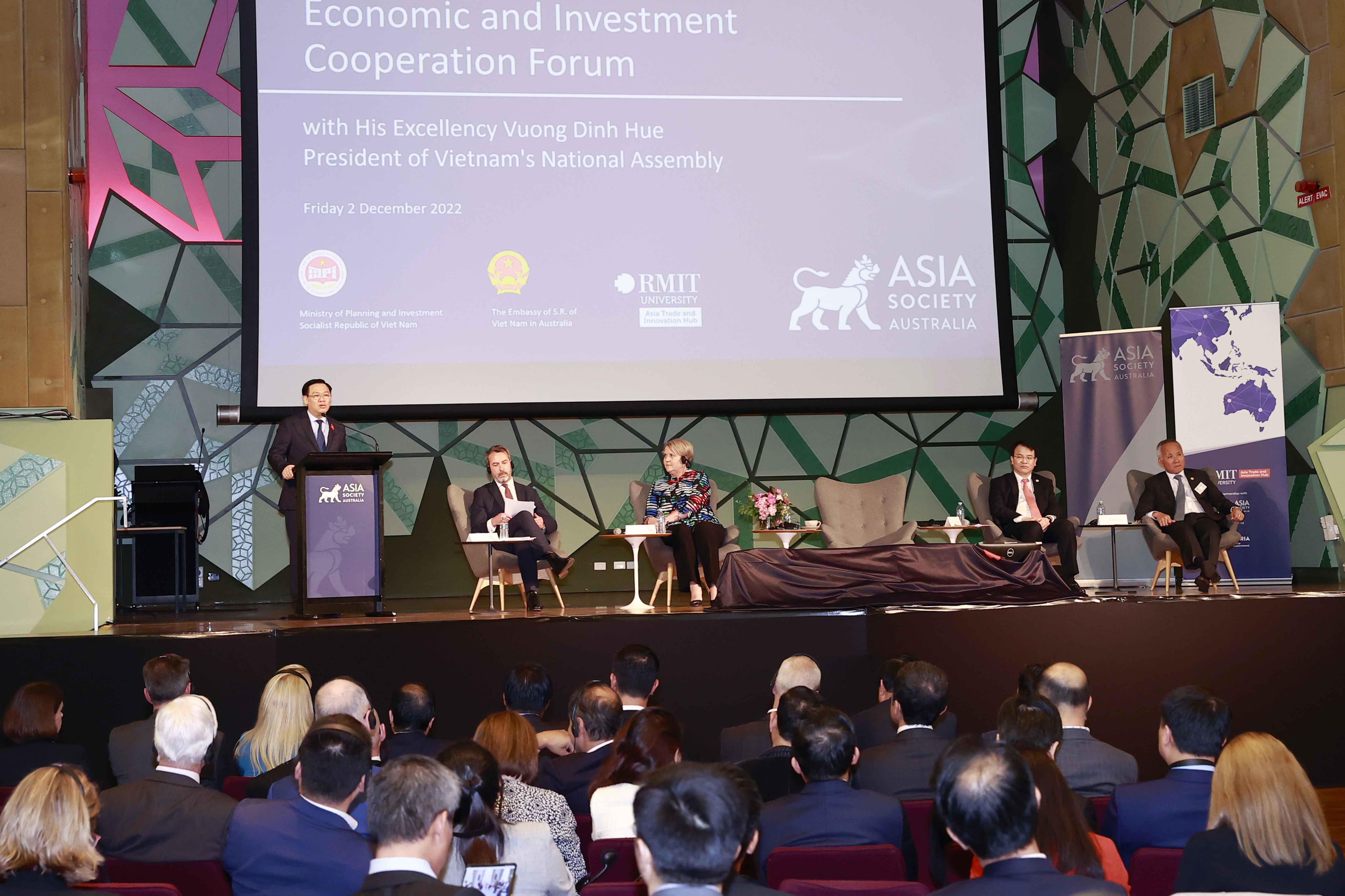 Chủ tịch Quốc hội Vương Đ&igrave;nh Huệ phát bi&ecirc;̉u tại diễn đ&agrave;n - Ảnh: Quochoi.vn